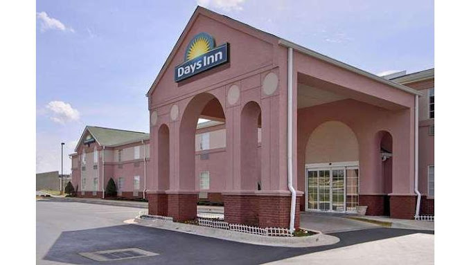 Days Inn & Suites by Wyndham Huntsville