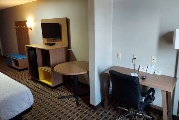 Days Inn & Suites by Wyndham Huntsville