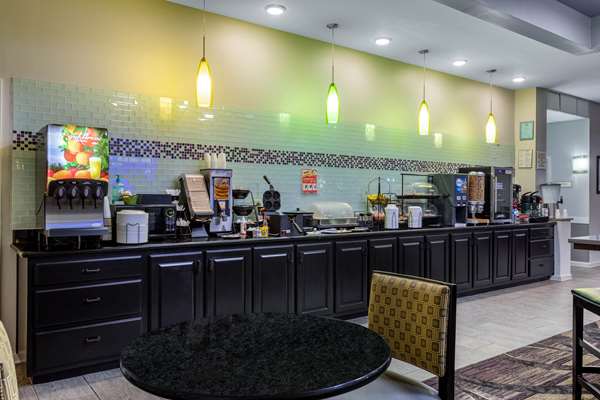 La Quinta Inn & Suites by Wyndham Huntsville Airport Madison