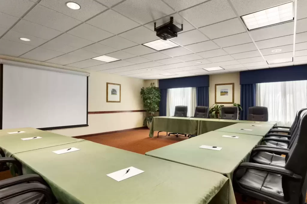 Country Inn & Suites (11)