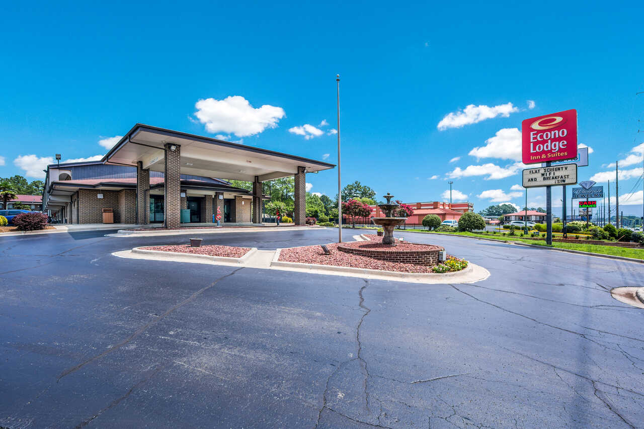 econolodge-inn-suites-huntsville-exterior-1