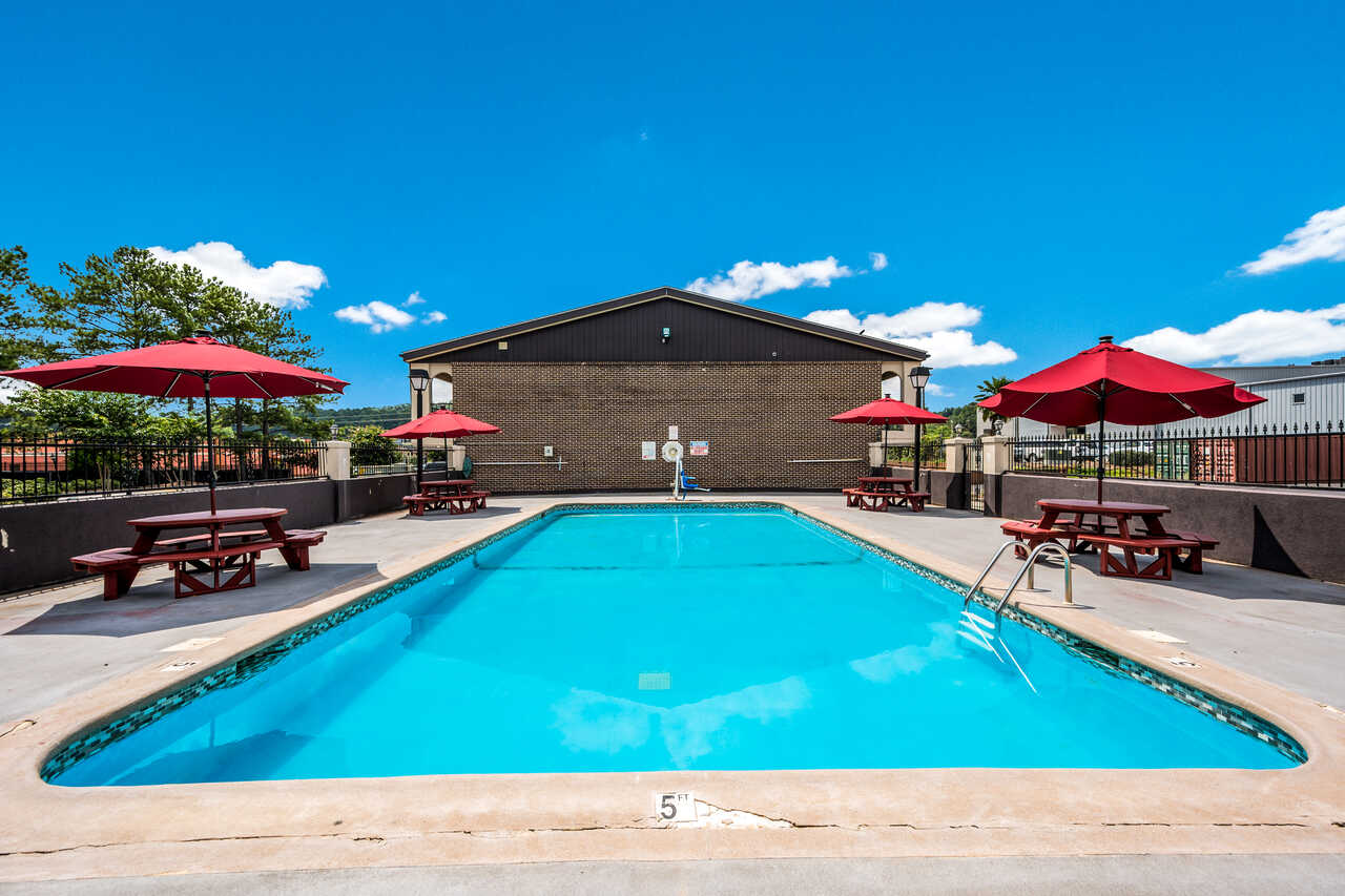 econolodge-inn-suites-huntsville-outdoor-pool-1