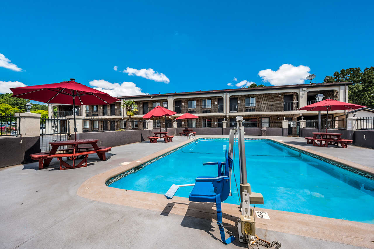 econolodge-inn-suites-huntsville-outdoor-pool-3