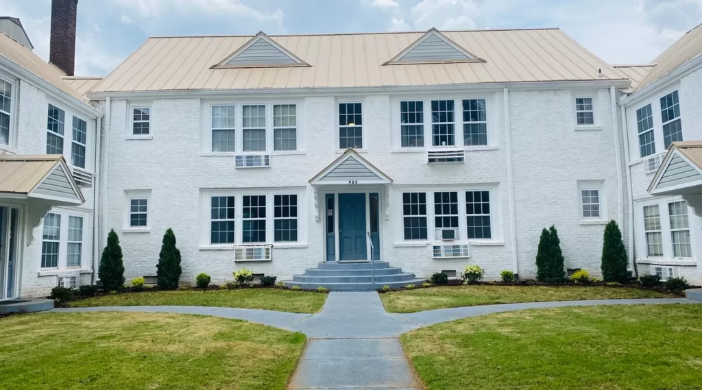 A Modern Farmhouse style 11 with a PATIO in the 💚 of DT!! (3)