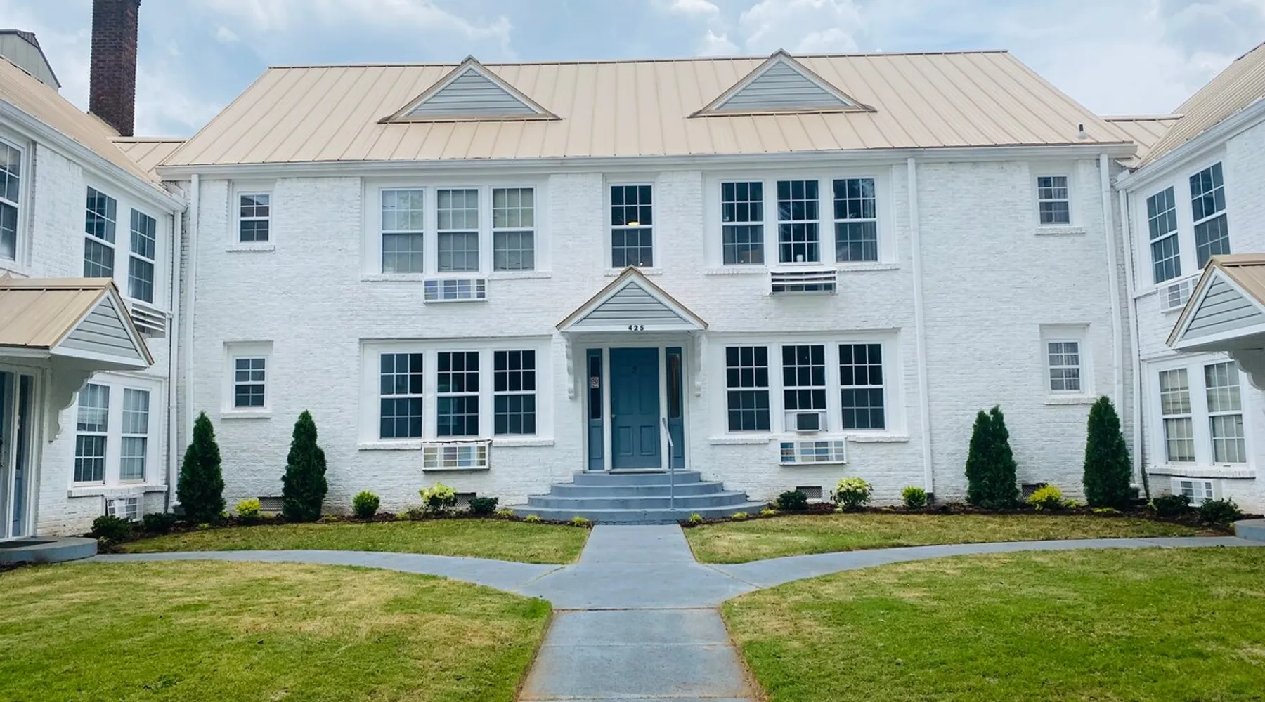 A Modern Farmhouse style 1/1 with a PATIO in the 💚 of DT!!