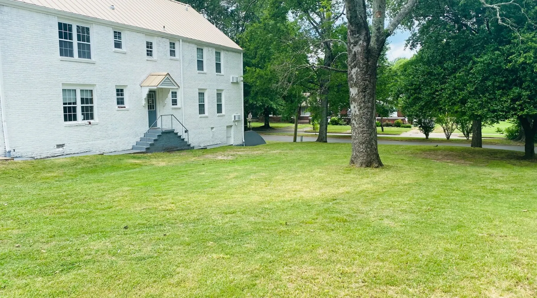 A Modern Farmhouse style 11 with a PATIO in the 💚 of DT!! (4)