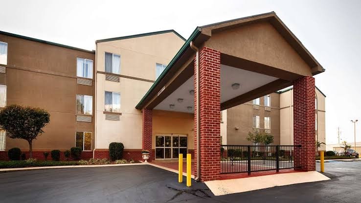 Best Western Plus Russellville Hotel & Suites (1)